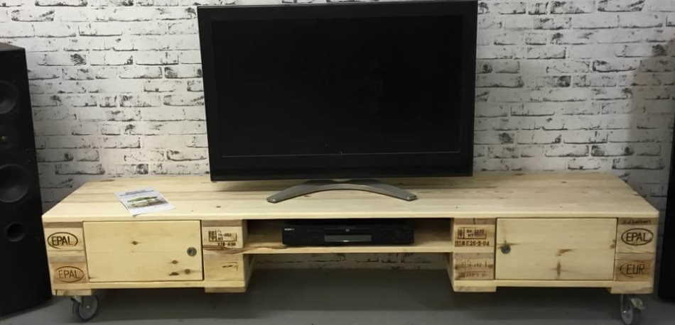 DIY pallet TV stand